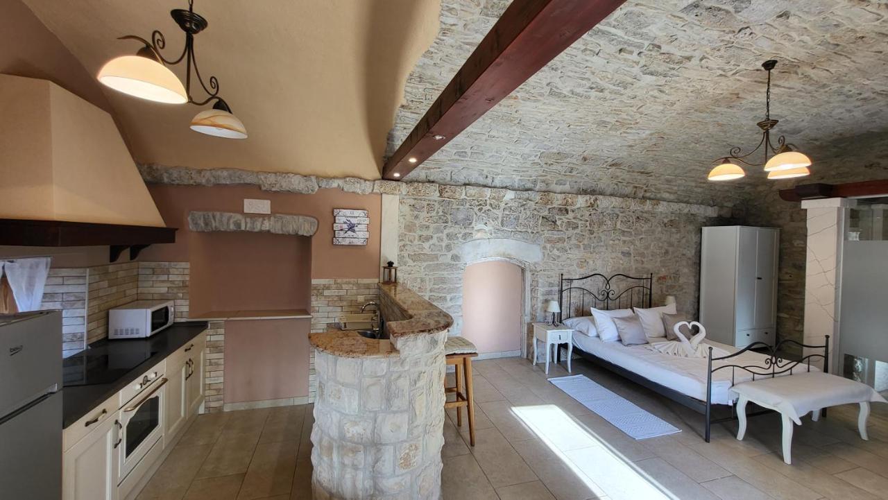 Stone House Apartment Didini Dvori Lumbarda Esterno foto